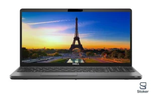 لپتاپ استوک Dell Precision 3540 به رنگ خاکستری تیره در نمای جلو، روی پس‌زمینه سفید. صفحه نمایش روشن، تصویر برج ایفل در غروب آفتاب را نمایش می‌دهد. لوگوی Dell روی حاشیه زیر نمایشگر و کیبورد کامل آن به خوبی دیده می‌شود.
