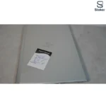 تمرکز روی لوگوی HP روی درب لپتاپ.